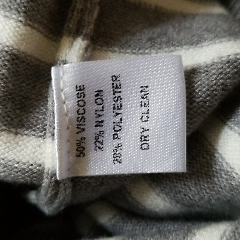 Le Lis Ruffle Knit Sweater - Picture 9 of 9